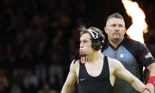 Spencer Lee continues blazing stretch to spark Hawkeyes