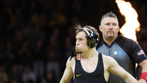 Spencer Lee continues blazing stretch to spark Hawkeyes