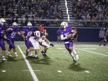 Liberty jumps on Linn-Mar early, coasts to 25-14 victory