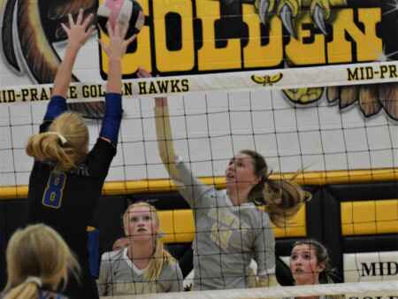 Golden Hawks lose volleyball match to No. 4 West Liberty