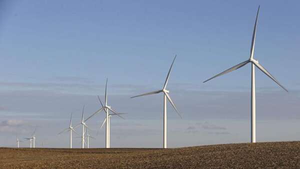 MidAmerican Energy idles 46 wind turbines after blade troubles