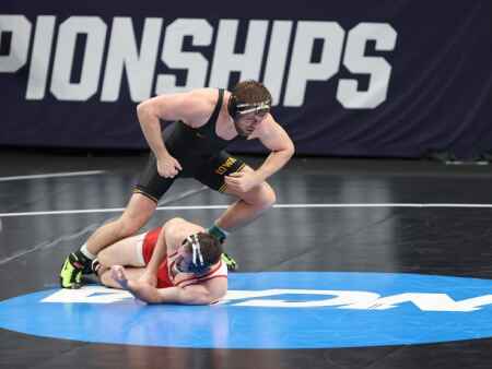 NCAA wrestling: Iowa takes care of business on Day 1, sends 8 to quarterfinals