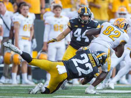 Eerie? Terry Roberts gives Bob Sanders vibes to Hawkeyes