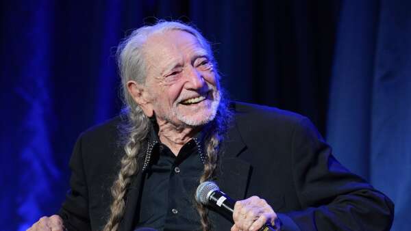 REVIEW: Willie Nelson still smokin’ in Cedar Rapids concert