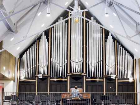 Cedar Rapids church dedicates new 3,000-pipe organ