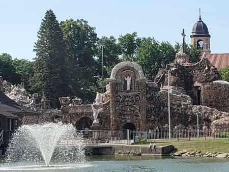 Iowa is home to the world’s largest grotto