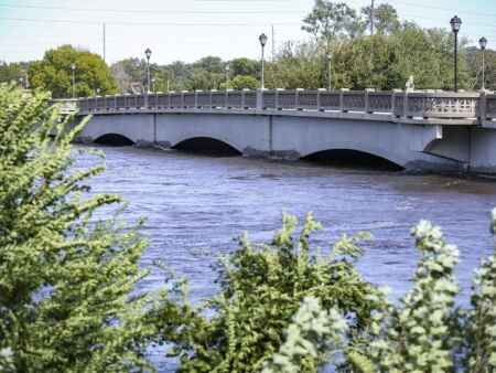 Officials hope local contractors get piece of Cedar Rapids flood project