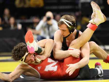 Wrestling Weekend That Was: Lee, Cassioppi make sure Hawkeyes stay undefeated