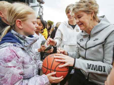 Crowds welcome home Hawkeyes, call them ‘bigger than basketball’