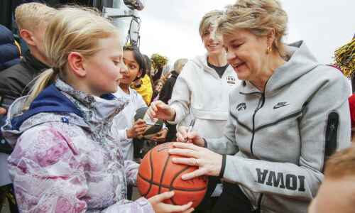 Crowds welcome home Hawkeyes, call them ‘bigger than basketball’
