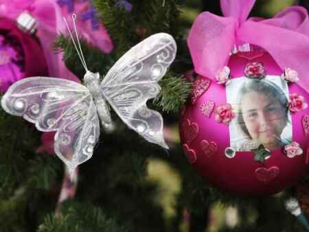 Iowa town seeks closure in girl's memorial service