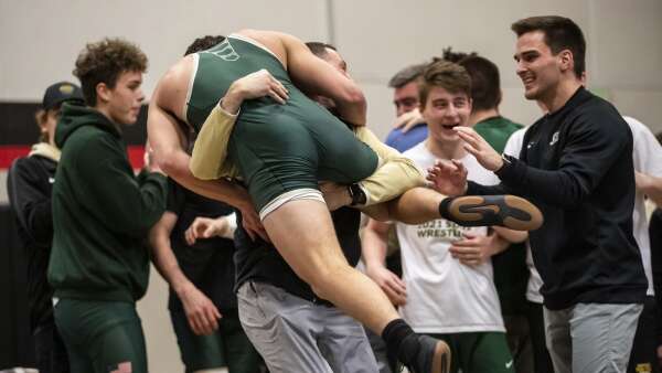 Mustangs tame Lions in upset for State Duals berth