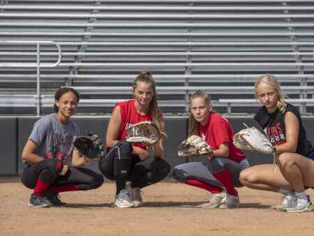 Behind its all-senior infield, Linn-Mar is ‘going for it’