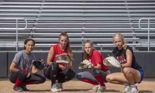 Behind its all-senior infield, Linn-Mar is ‘going for it’