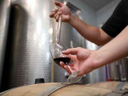 Iowa sommelier to lead wine-tasting at Cedar Rapids museum