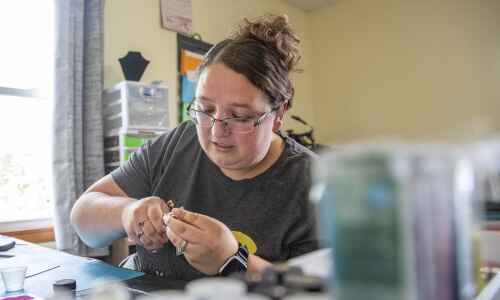 Cedar Rapids woman makes jewelry from breast milk