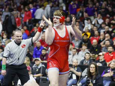 Iowa football recruit Cody Fox fights through injury with pin at state