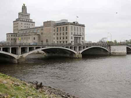 Cedar Rapids closing First Avenue downtown Monday to install floodgate