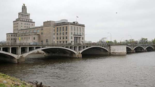 Cedar Rapids closing First Avenue downtown Monday to install floodgate