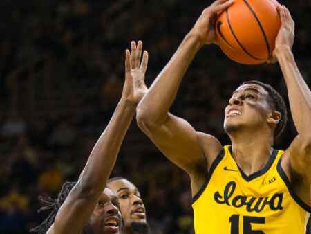 Keegan Murray is key again, Hawkeyes open another rout