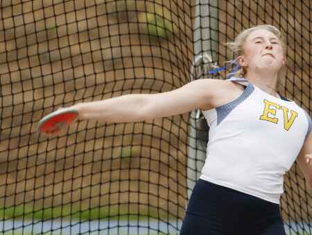 Kennedy Axmear’s sophomore year: Drake Relays history, state discus silver