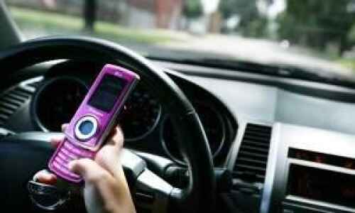 Hands off that phone while driving; Iowa Senate passes hands-free driving bill