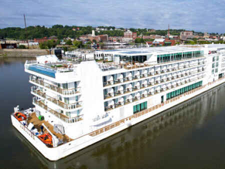 Cruise ships makes first voyage down Mississippi River