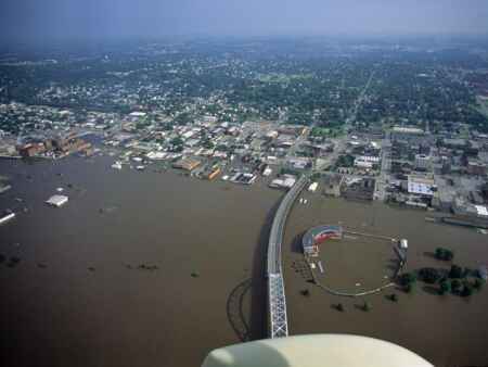Despite flooding risks in Midwest, riverfront development presses on