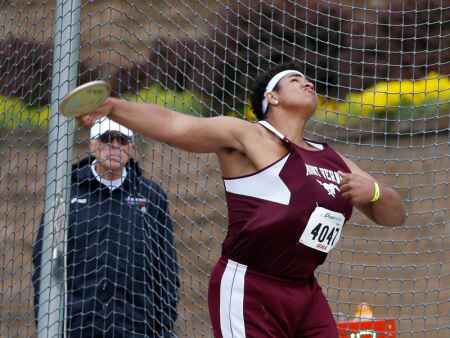 Tristan Wirfs climbs to No. 5 all-time in the discus