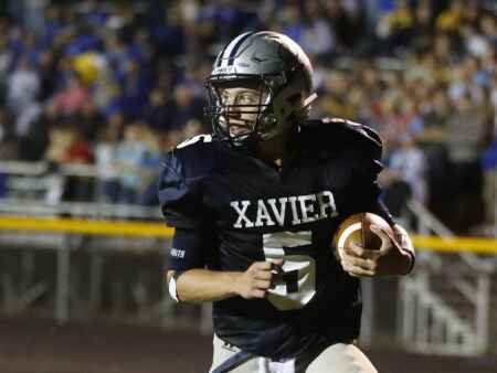 Top-ranked Xavier dominates 1st half, knocks off Benton Community, 31-21