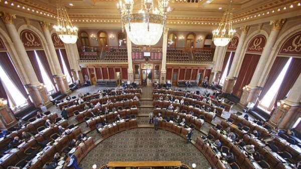 Iowa lawmakers cut length of time for jobless benefits