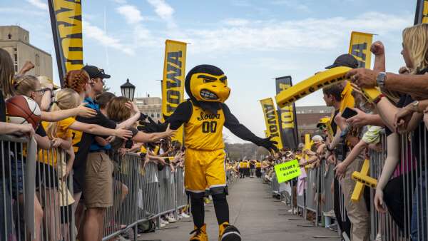 Iowa basketball teams to host doubleheader in Des Moines