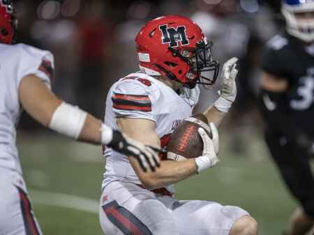 Linn-Mar sets school scoring record as playoff hopes remain alive