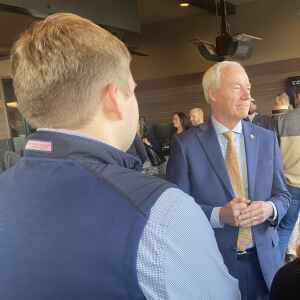 Former Arkansas governor tests Iowa’s political climate