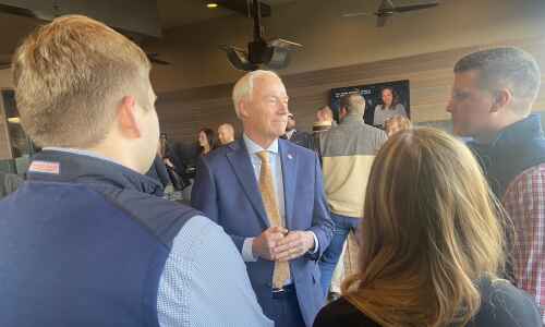 Former Arkansas governor tests Iowa’s political climate