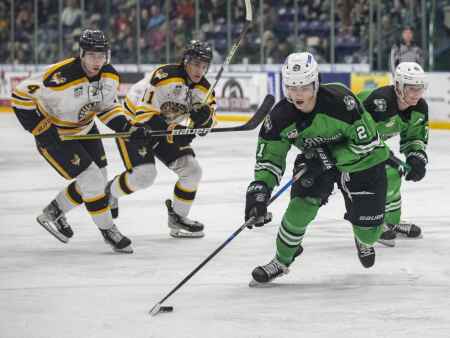 Photos: Green Bay Gamblers at RoughRiders hockey