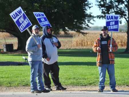 Deere and UAW return to negotiations