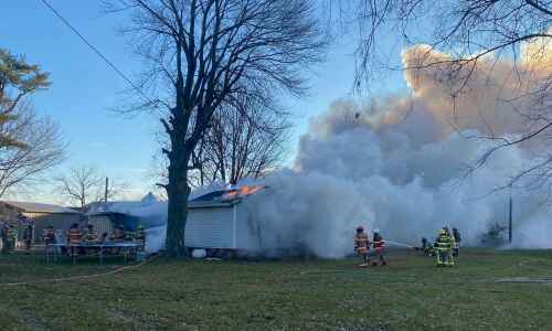 Fire destroys building south of Washington