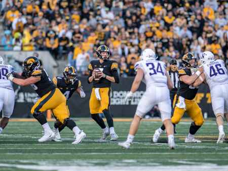 Iowa sticks with QB status quo, tinkers with offensive line
