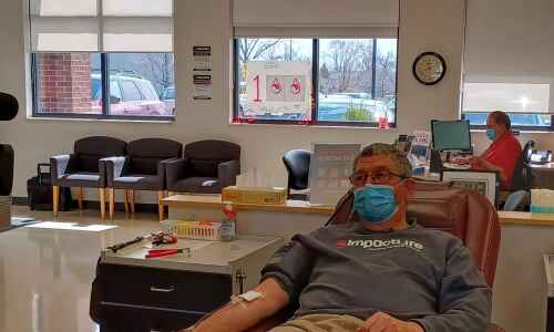 Cedar Rapids man reaches 100th whole blood donation