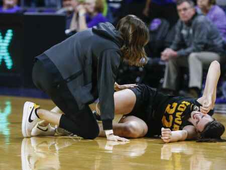 Caitlin Clark injured in Iowa’s 84-83 loss at Kansas State