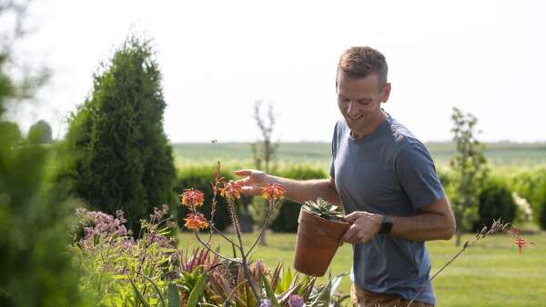 From his Iowa farm, Wyse Guide shares home, garden passions