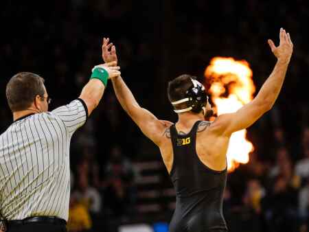 Live updates: Iowa, Iowa State and UNI at NCAA wrestling