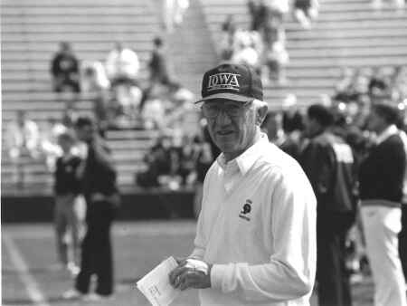 Longtime Iowa football assistant coach Bill Brashier dies