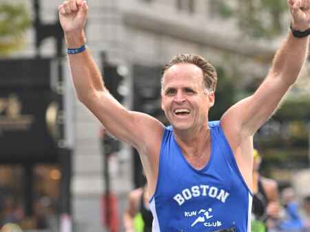 Colon cancer survivor to run Chicago marathon