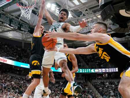 Hawkeye men happy to return to friendly fans and rims