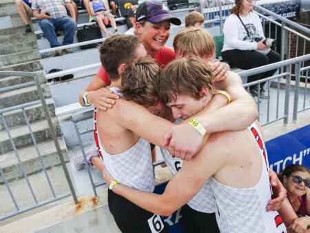 Western Dubuque ‘executes,’ wins 3A boys’ state track 4x800