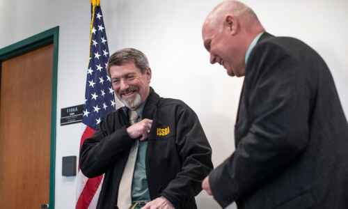 Linn County deputy retires after almost 43 years with department