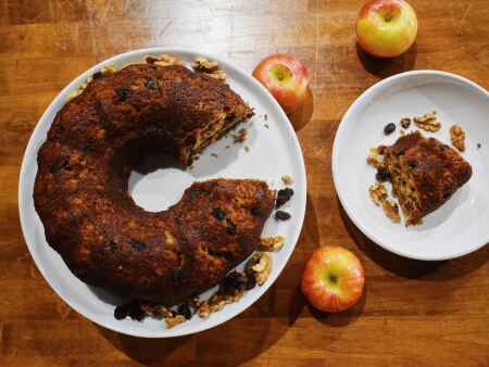 Bolo de Bruxa a cinnamon apple cake perfect for fall