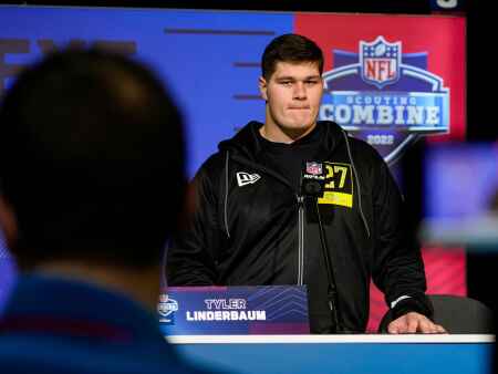 Tyler Linderbaum takes same approach from Iowa to NFL Draft